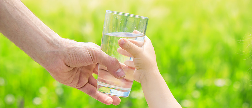 Comment encourager les enfants à boire plus d'eau ?