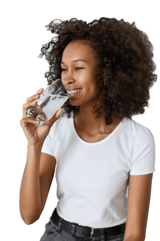 Femme qui boit l'eau pure